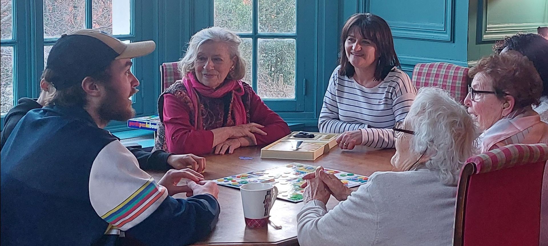 discutions entre étudiant et séniors