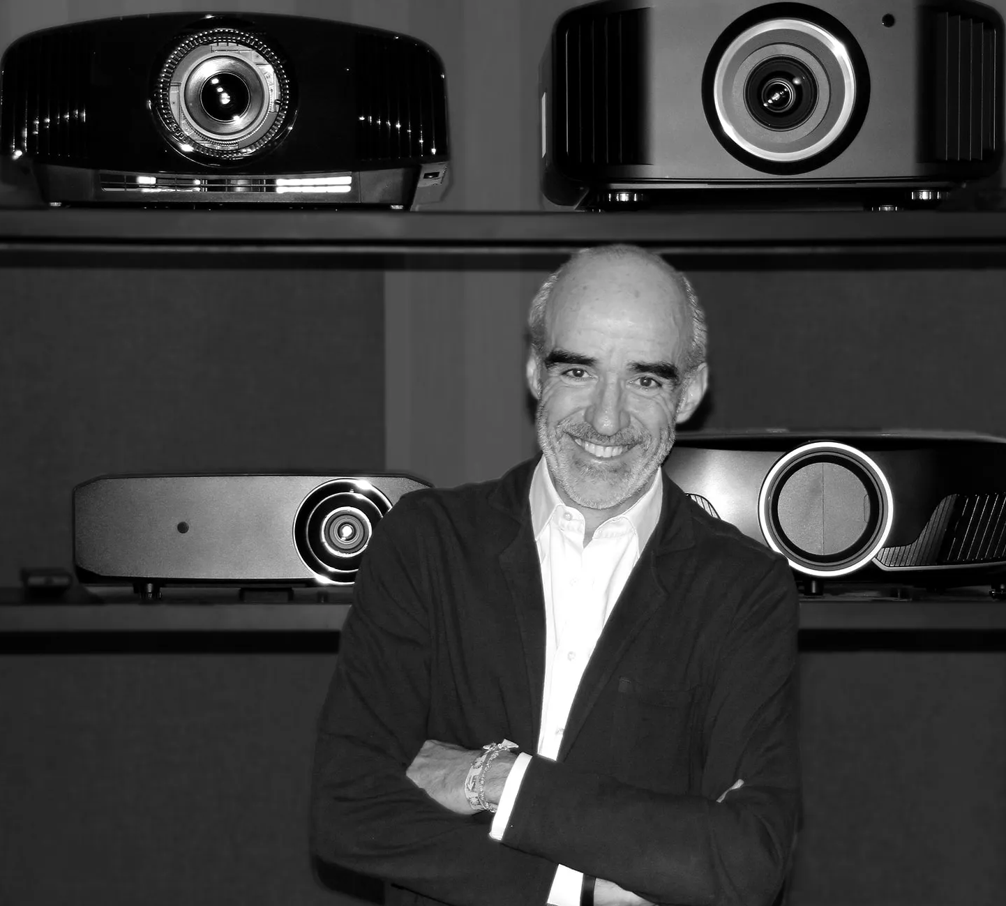 Historia de Casa y Cine en instalación de sistemas audiovisuales Historia de Casa y Cine en instalación de sistemas audiovisuales