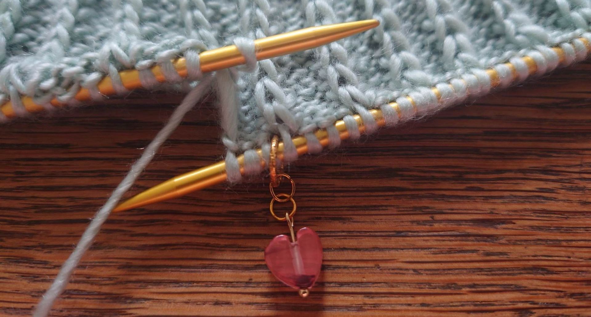 Strickarbeit auf Stricknadeln