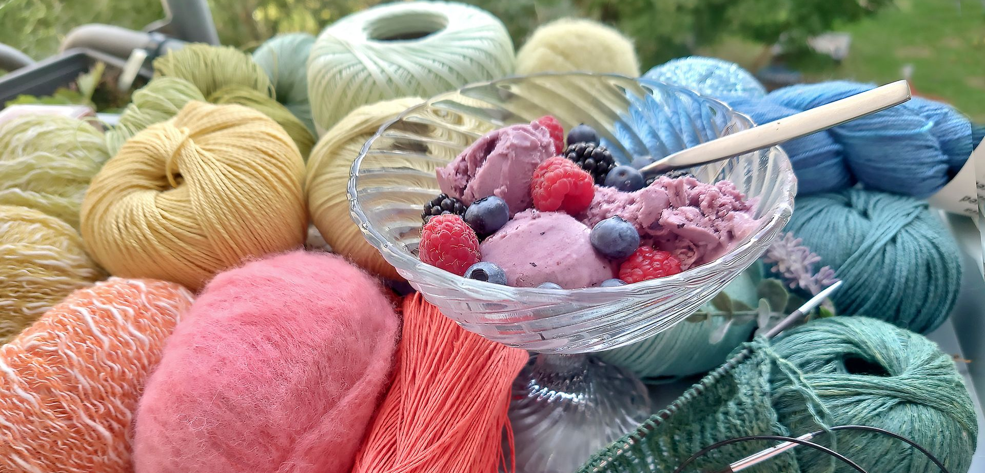 Strickarbeit auf Stricknadeln, Sommergarne, Eisbecher