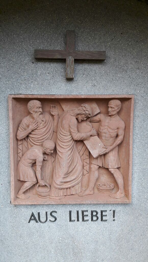 Jesus nimmt das schwere Kreuz auf seine Schultern Jesus nimmt das schwere Kreuz auf seine Schultern