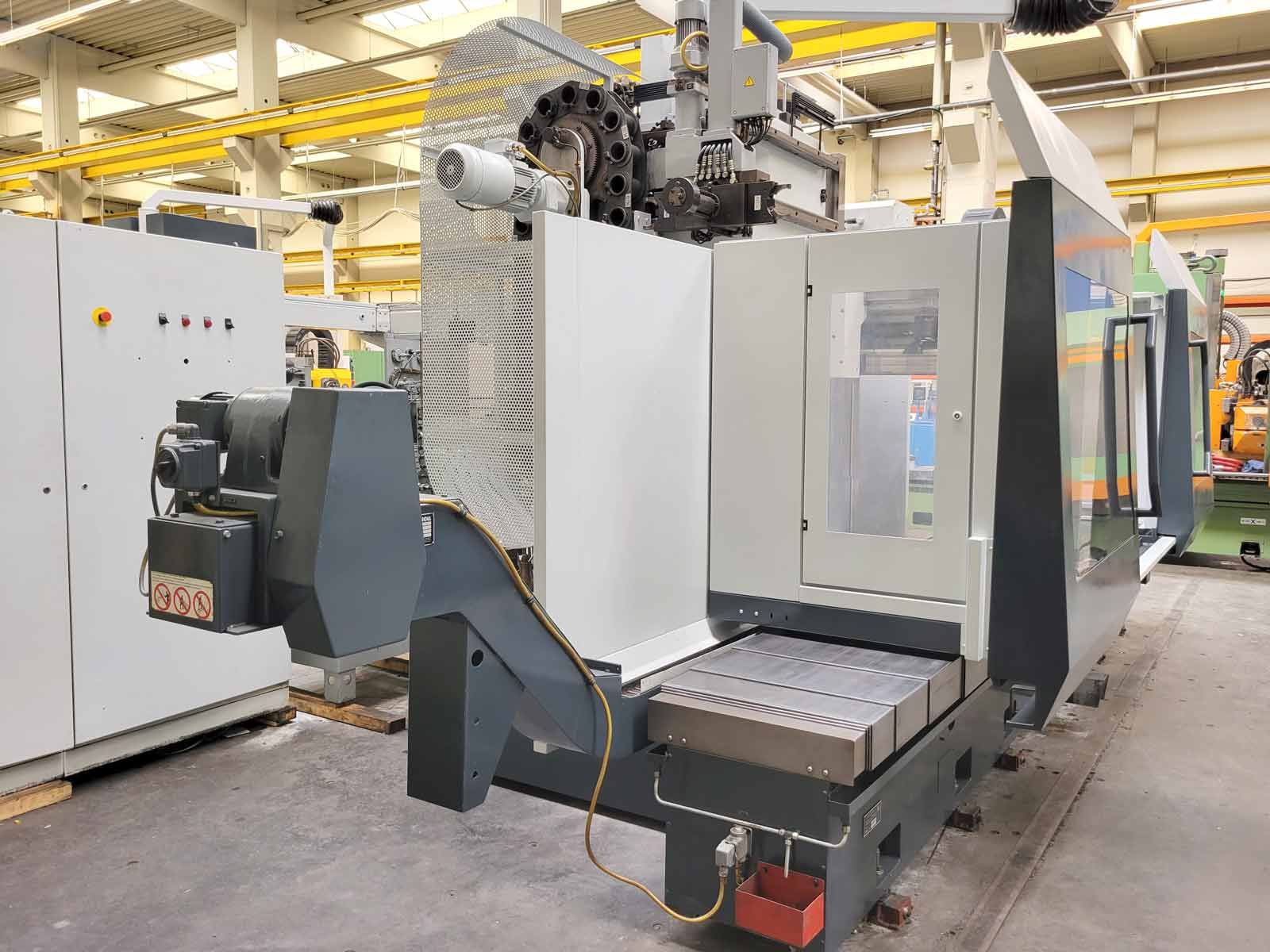 Universal Bed Milling Machine UBF 2000 chip conveyor