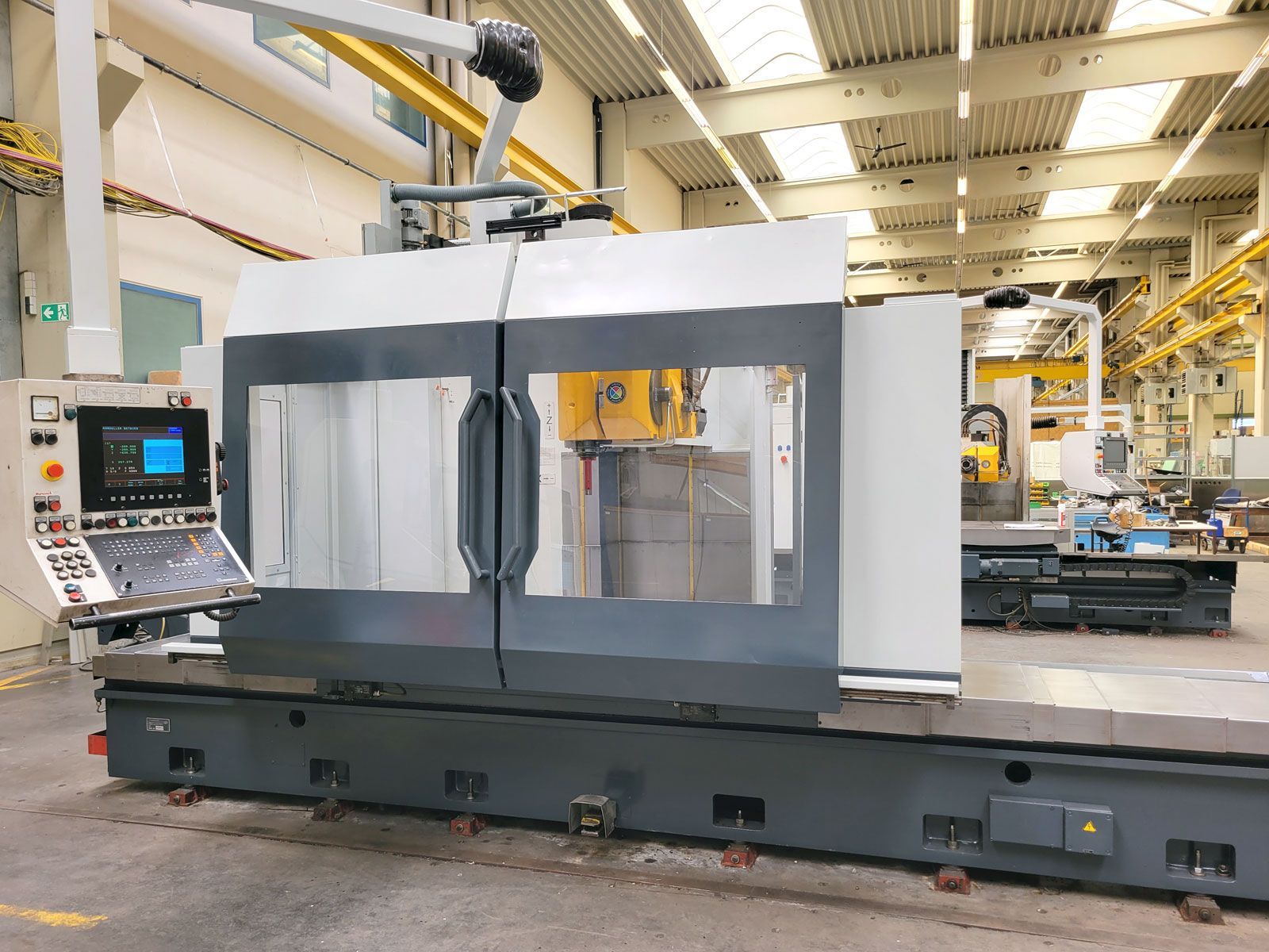 Universal Bed Milling Machine UBF 2000 Front view closed