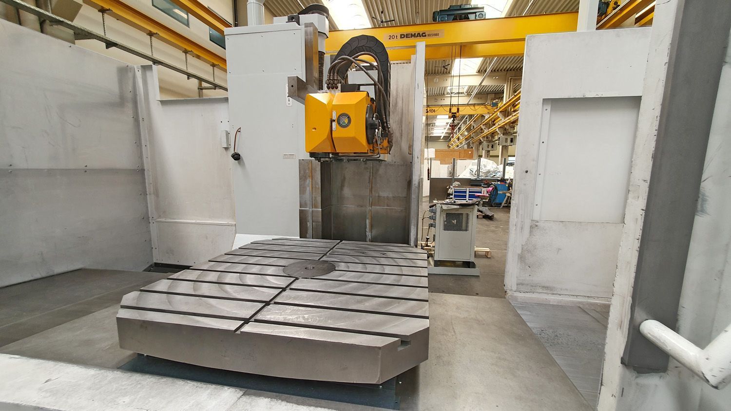 Universal Bed Milling Machine UBF-R 2000 rotary table