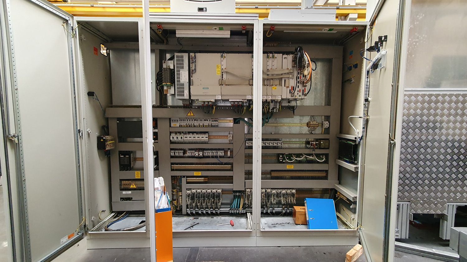 Universalbettfräsmaschine UBF-R 2000 Schaltschrank geöffnet