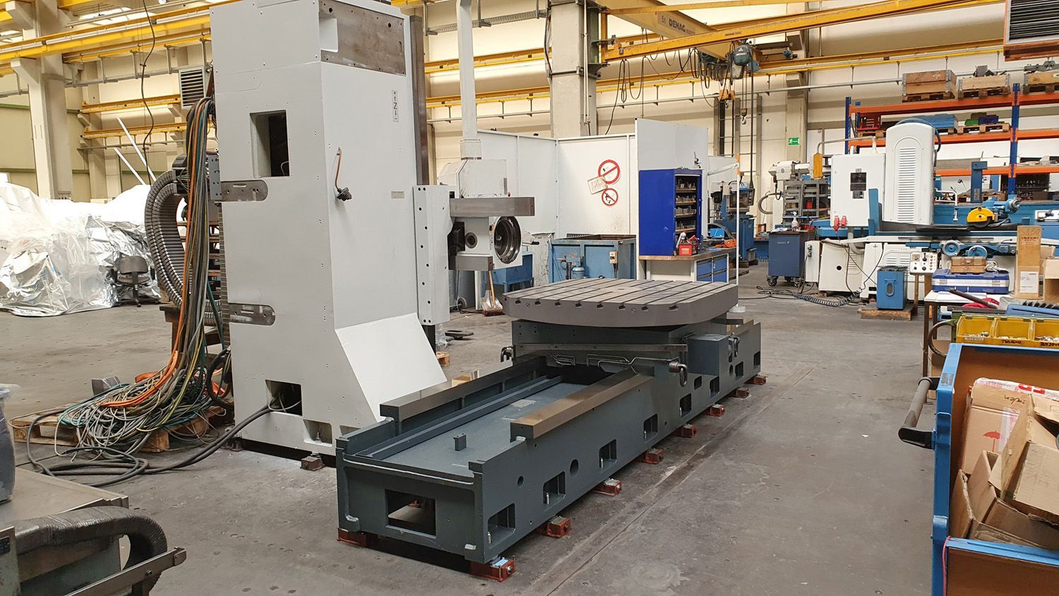 Universal Bed Milling Machine UBF-R 2000 partly disassembled