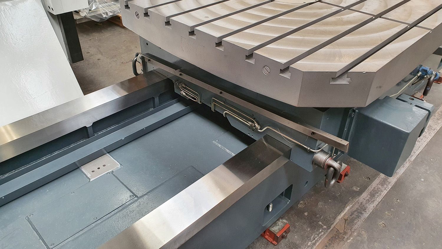 Universal Bed Milling Machine UBF-R 2000 rotary table
