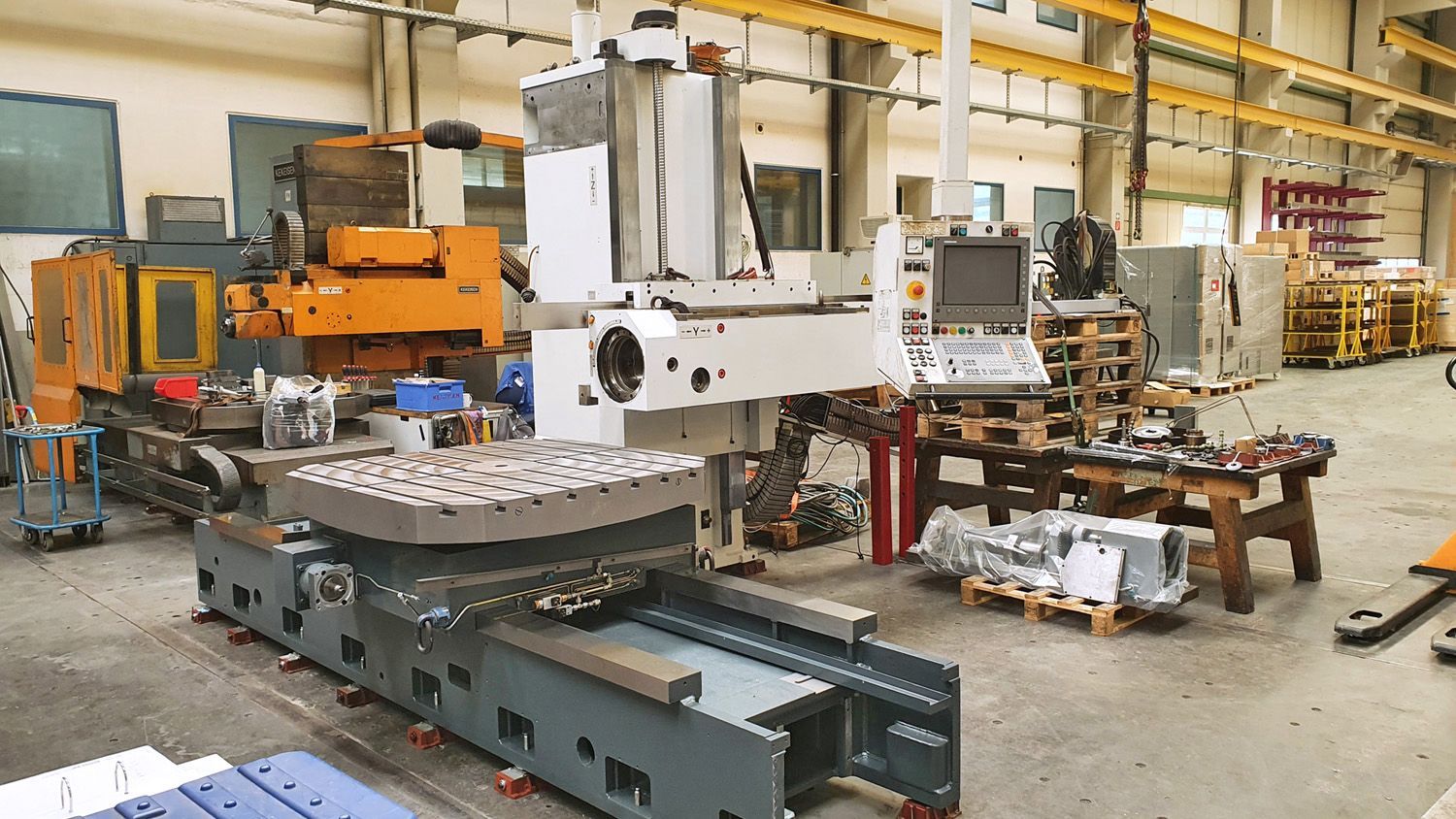 Universal Bed Milling Machine UBF-R 2000 bed and table
