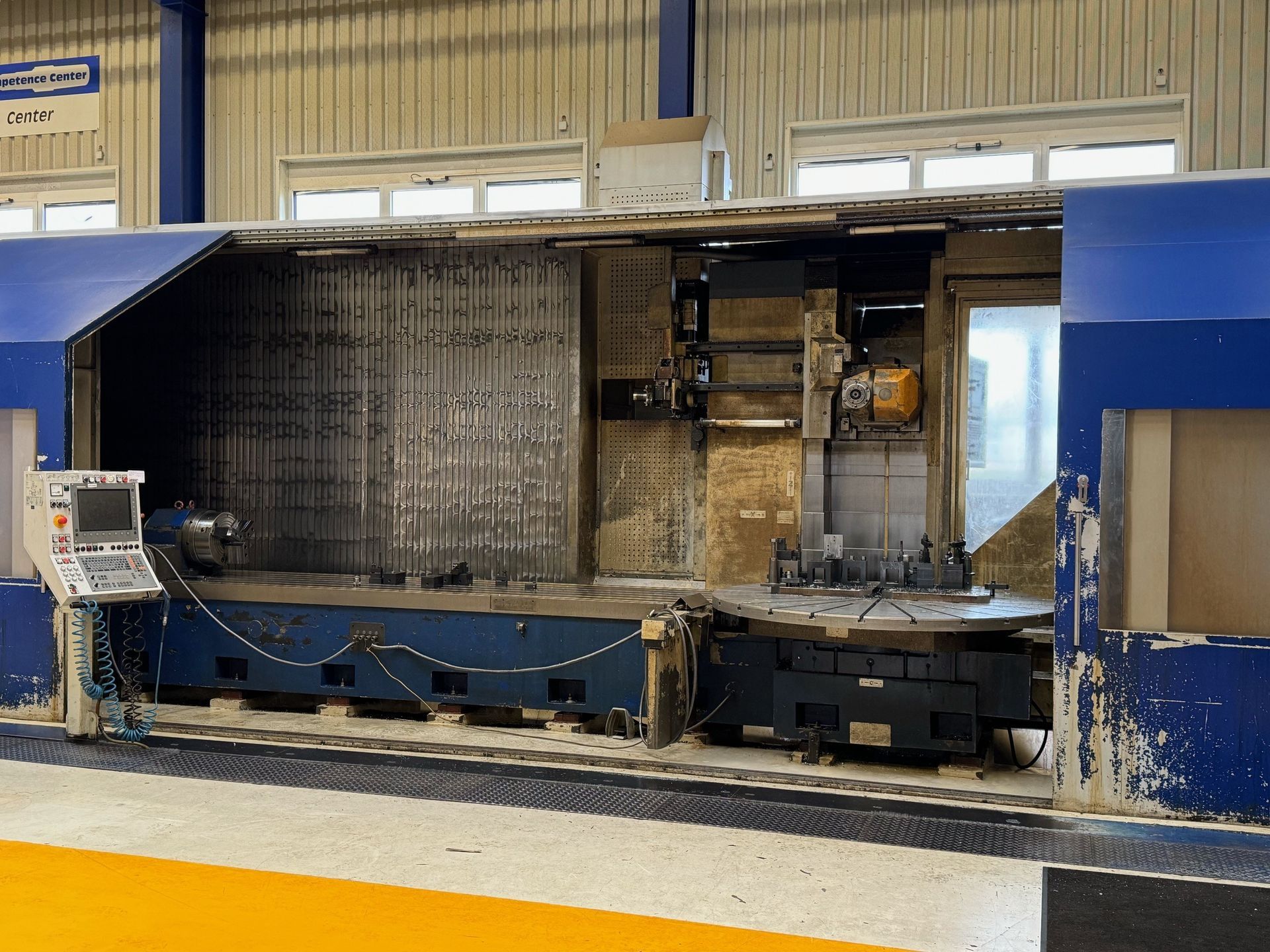 Fahrständerfräsmaschine UFF 6000 Türen geöffnet