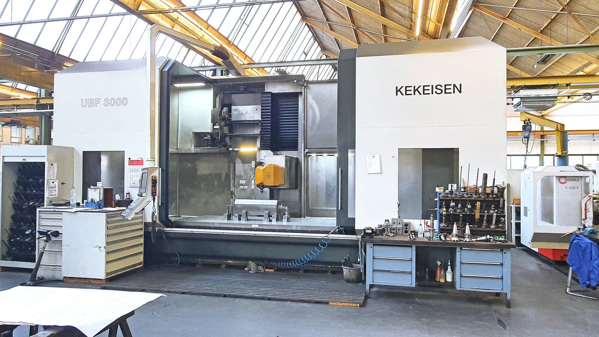 Universal Bed Milling Machine UBF 3000 front view, doors open