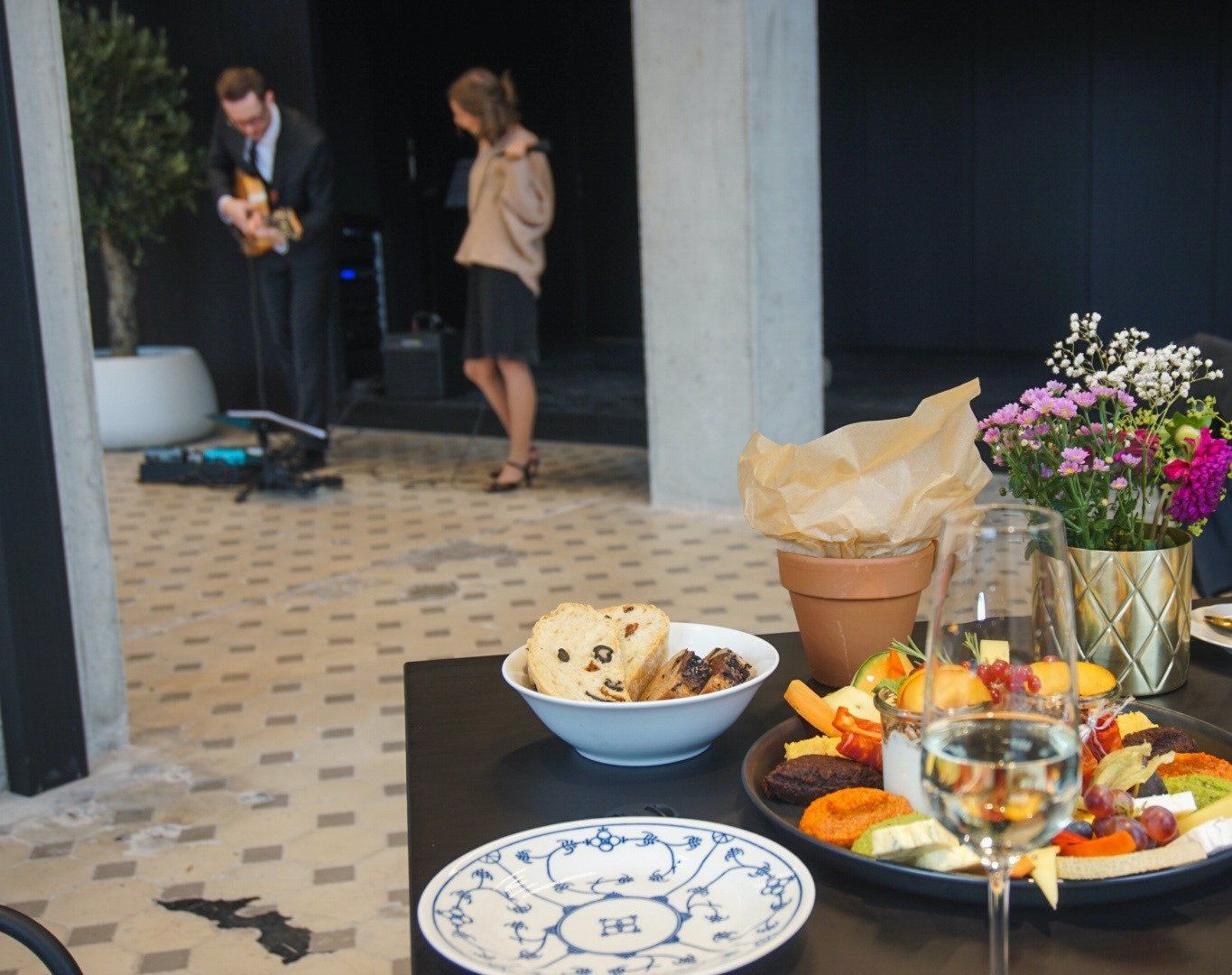 Das Musikerpaar spielt mehrere Stunden Jazz und Lounge-Musik.