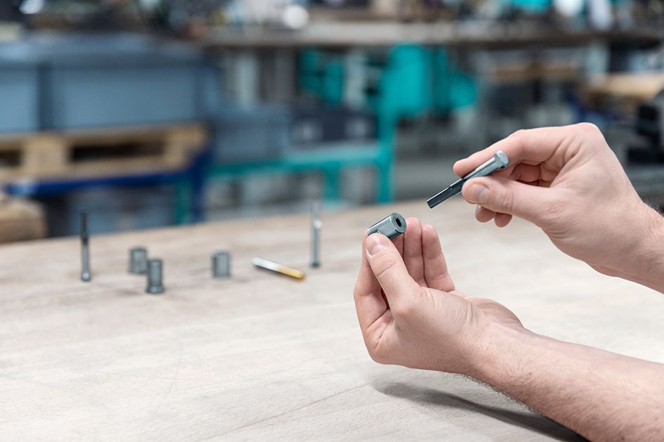 Die Schneidstempel sind einbaufertig durch ihren auf genaue Toleranz geschliffenen Stempelkop