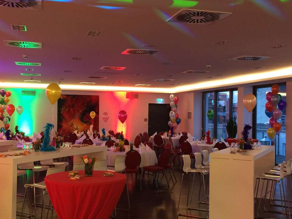 DJ Nett legt bei einer Hochzeit in der Früh Lounge auf in Köln.