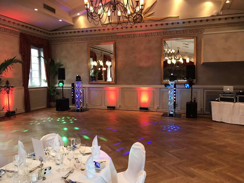 DJ Nett legt mit eigener Technik in der Wolkenburg auf in Köln.