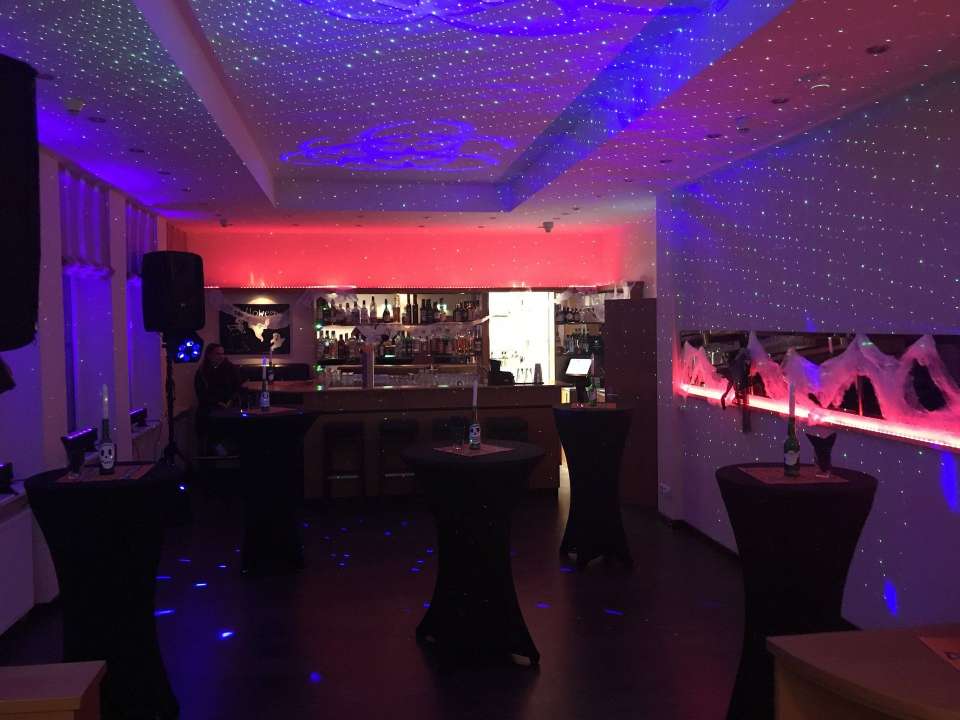 DJ Nett legt bei einer Halloween Party im Hotel am Rhein in Wesseling auf.