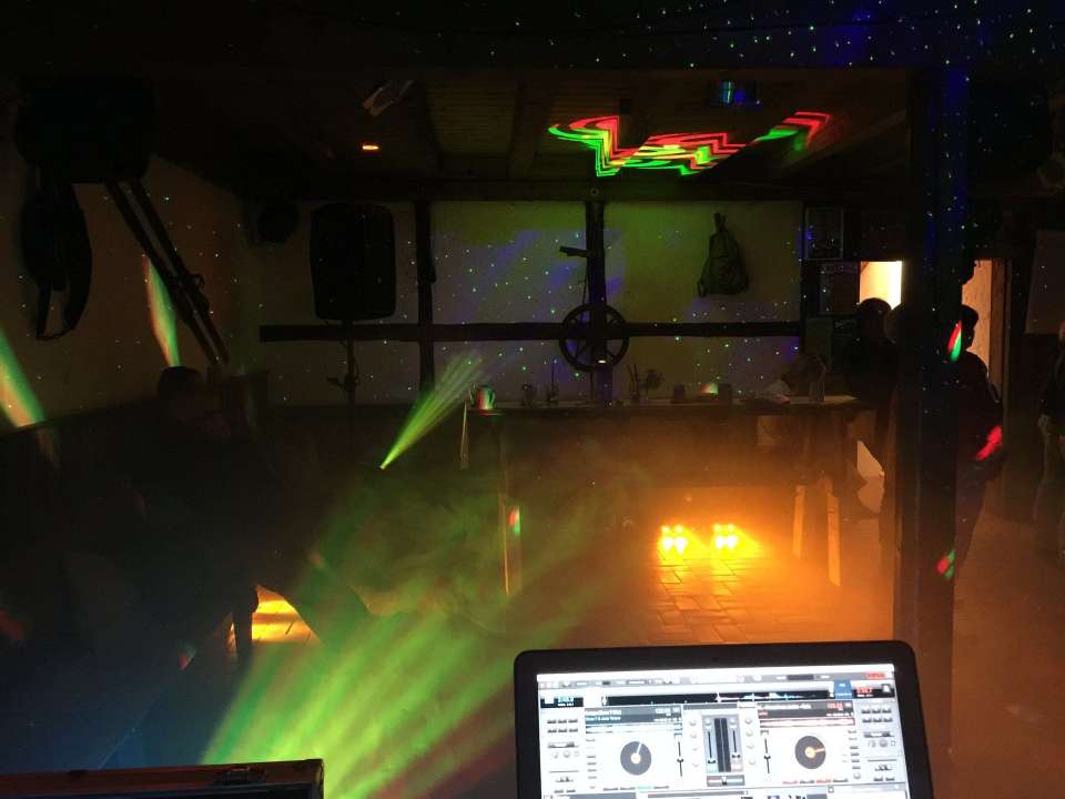 DJ Nett legt bei einer Firmenfeier auf der Alm in Winterberg auf.