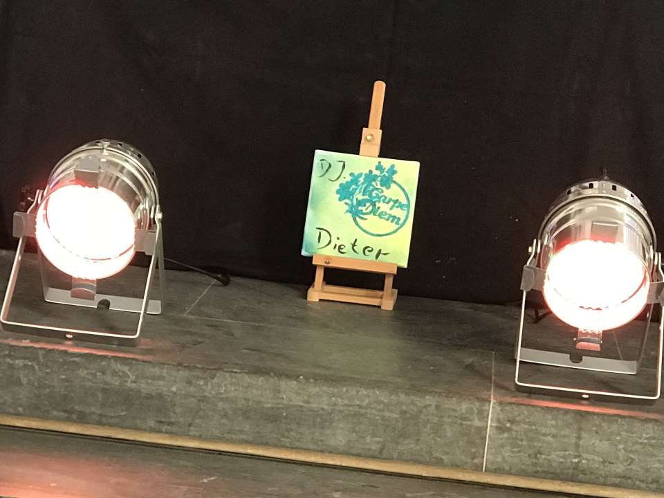 DJ Nett legt bei einer Hochzeit im Schloss Walberberg auf