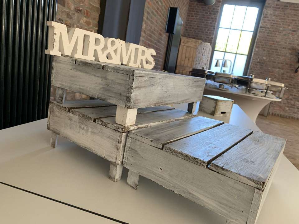 DJ Nett legt bei einer Hochzeit im Kastanienhof auf in Köln.