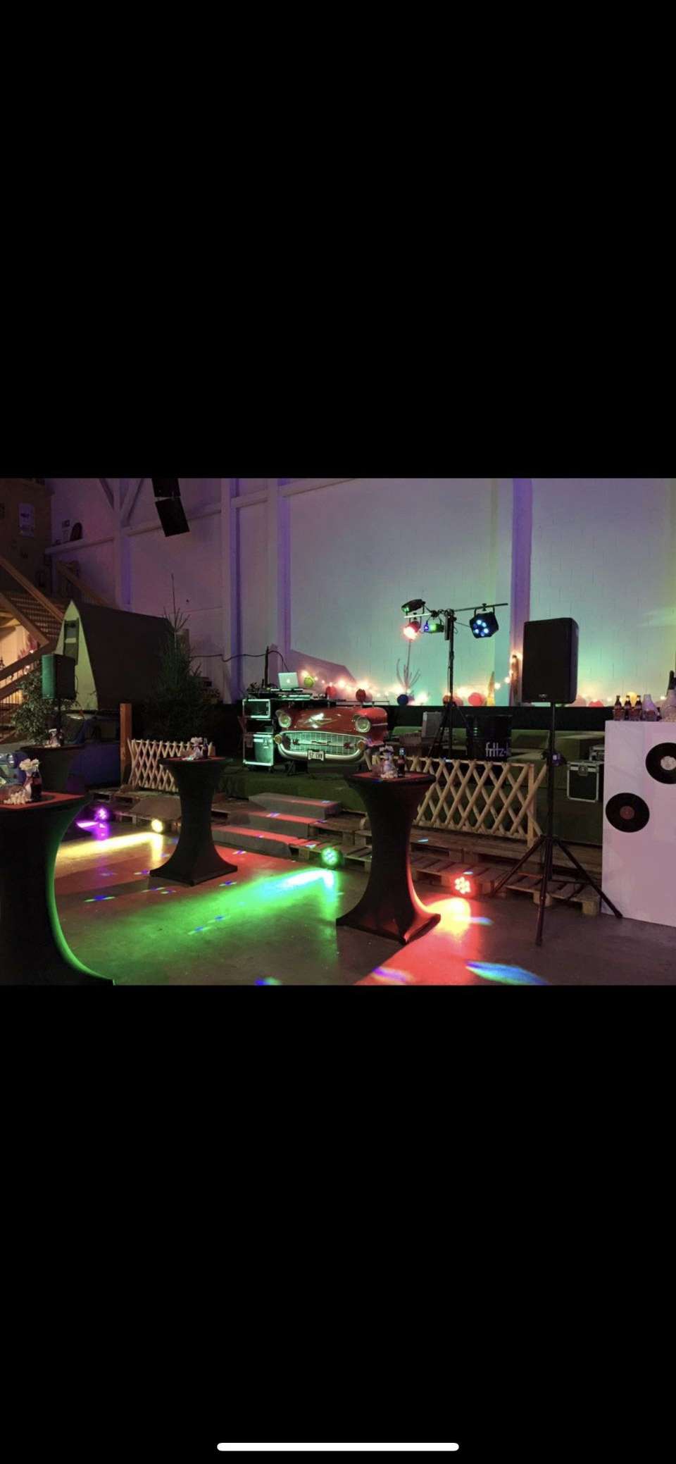 DJ Nett legt bei einer Firmenfeier im Basecamp auf in Bonn