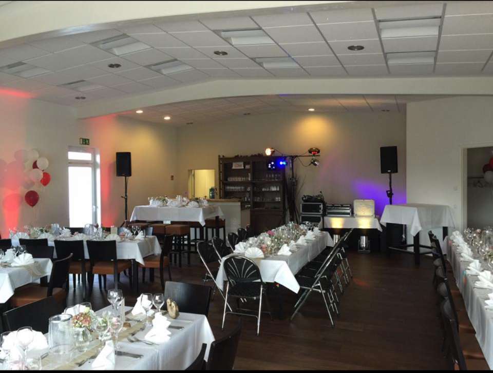 DJ Nett legt im Rheinbogen bei Machts für Geburtstagsparty auf in Wesseling.