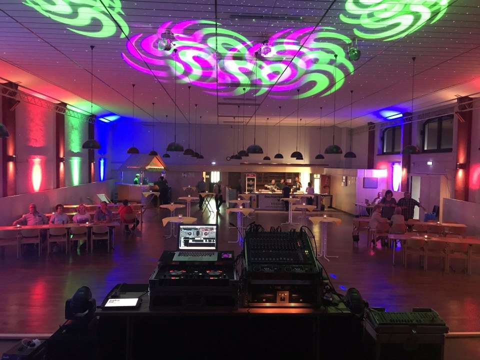 DJ Nett legt bei die Party in der Stadthalle mit eigener Technik auf in Hitdorf.