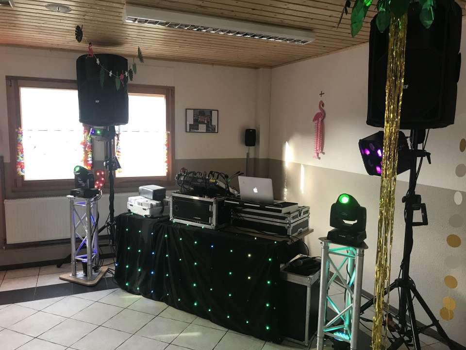 DJ Nett legt auf einen Geburtstag im Blauen Haus in Sechtem auf.