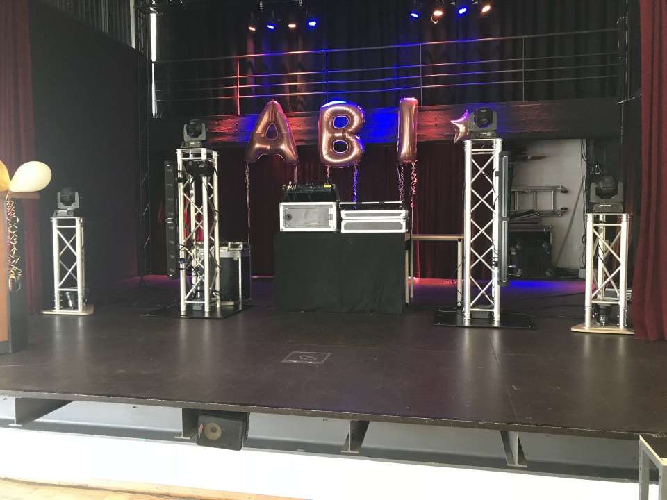 DJ Nett legt bei einer Abi Party mit eigener Technik im Rheinforum auf in Wesseling.