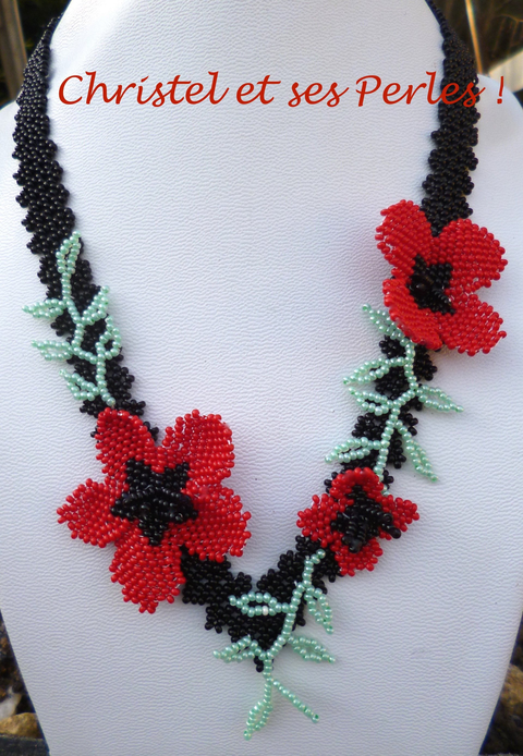 collier perles tissées à l'aiguille, collier coquelicot
