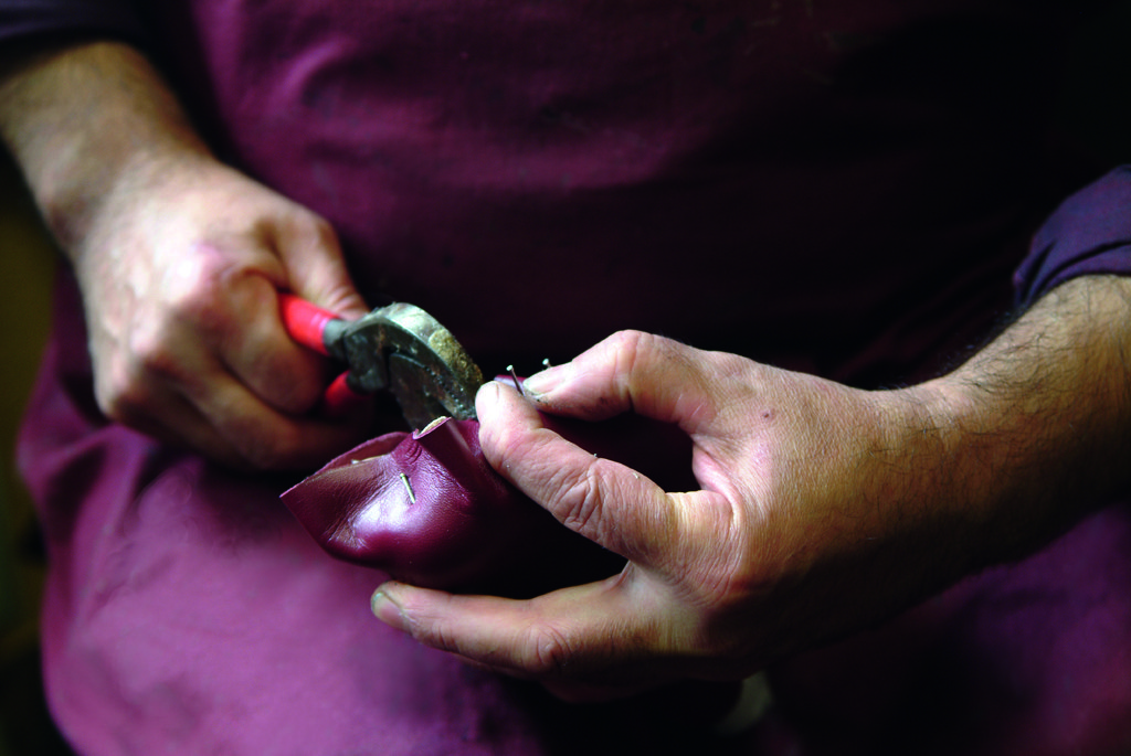 Schuhmacher bei der Arbeit