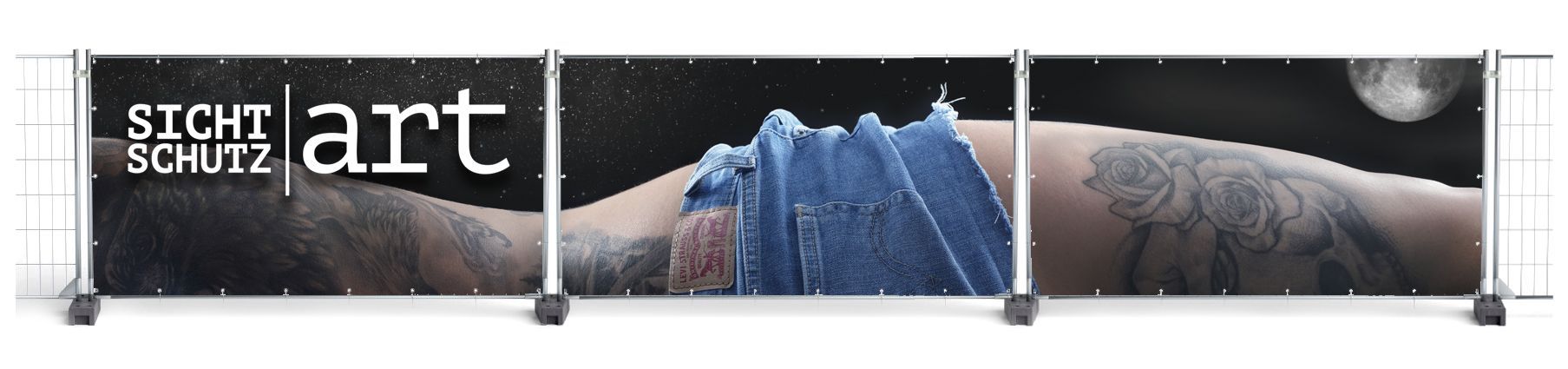Bauzaunbanner mit anschließendem Motiv über mehrere Zäune mit dem Rücken, Po und Oberschenkel einer tattoowierten Frau in kurzer Jeans.