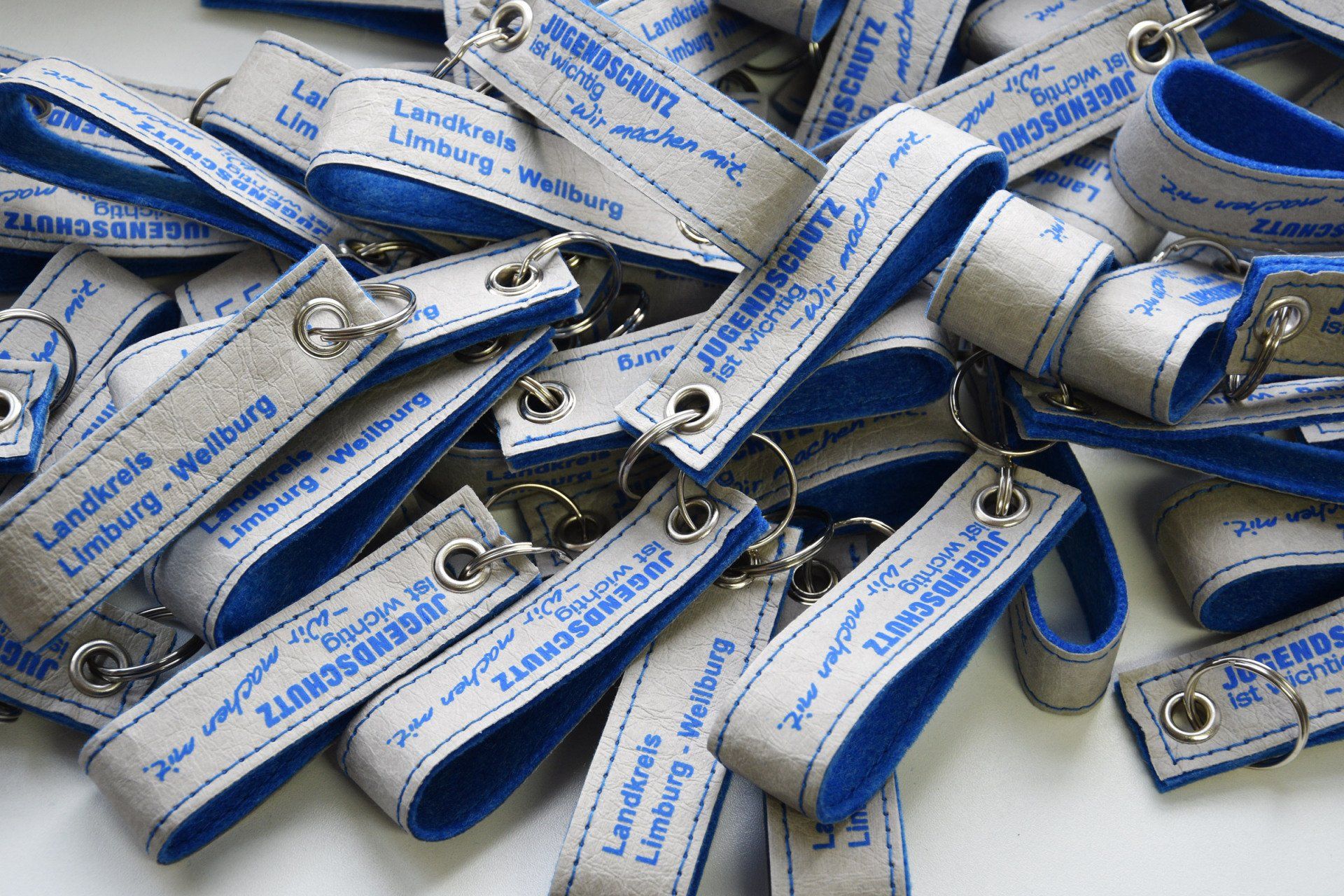 Zweifarbig gehaltene Schlüsselschlaufen aus Papyr und recycltem Filz Zweifarbig gehaltene Schlüsselschlaufen aus Papyr und recycltem Filz