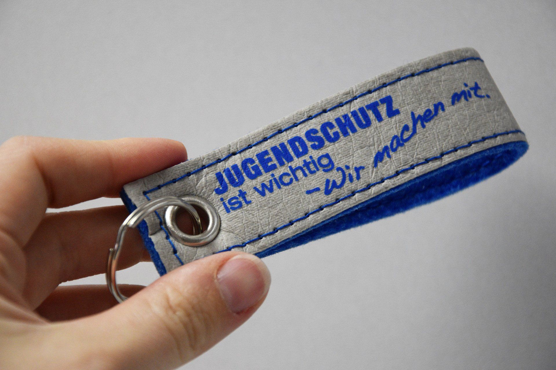 Jugendschutz ist wichtig - Zeichen setzen mit einem widerstandsfähigen Schlüsselanhänger aus Papyr Jugendschutz ist wichtig - Zeichen setzen mit einem widerstandsfähigen Schlüsselanhänger aus Papyr