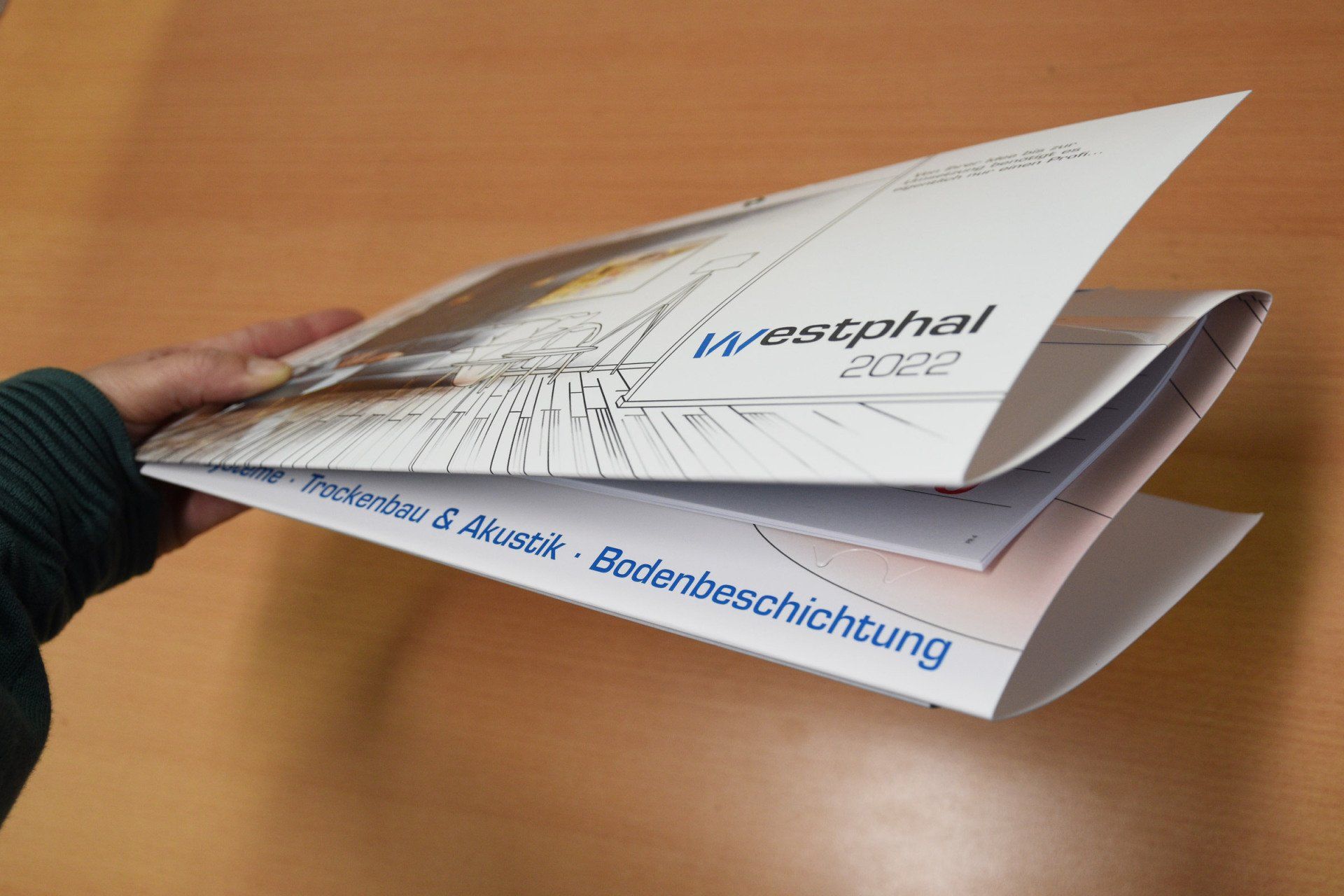 Der bedruckte Rückkarton lässt sich mit Hilfe der Nut einfach zusammen falten.