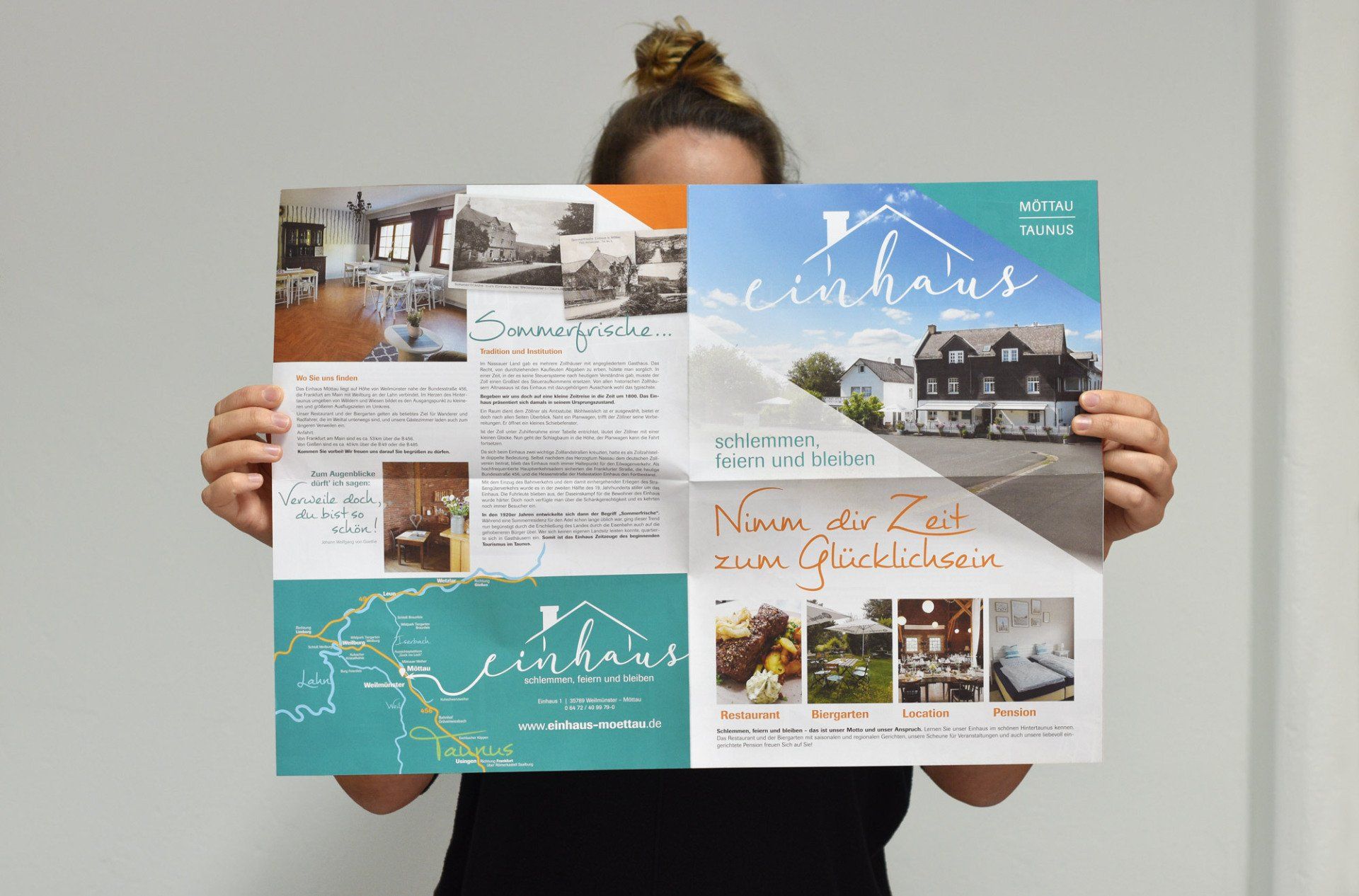 Fast so groß wie eine übliche Tageszeitung: das aufgeschlagene Faltblatt