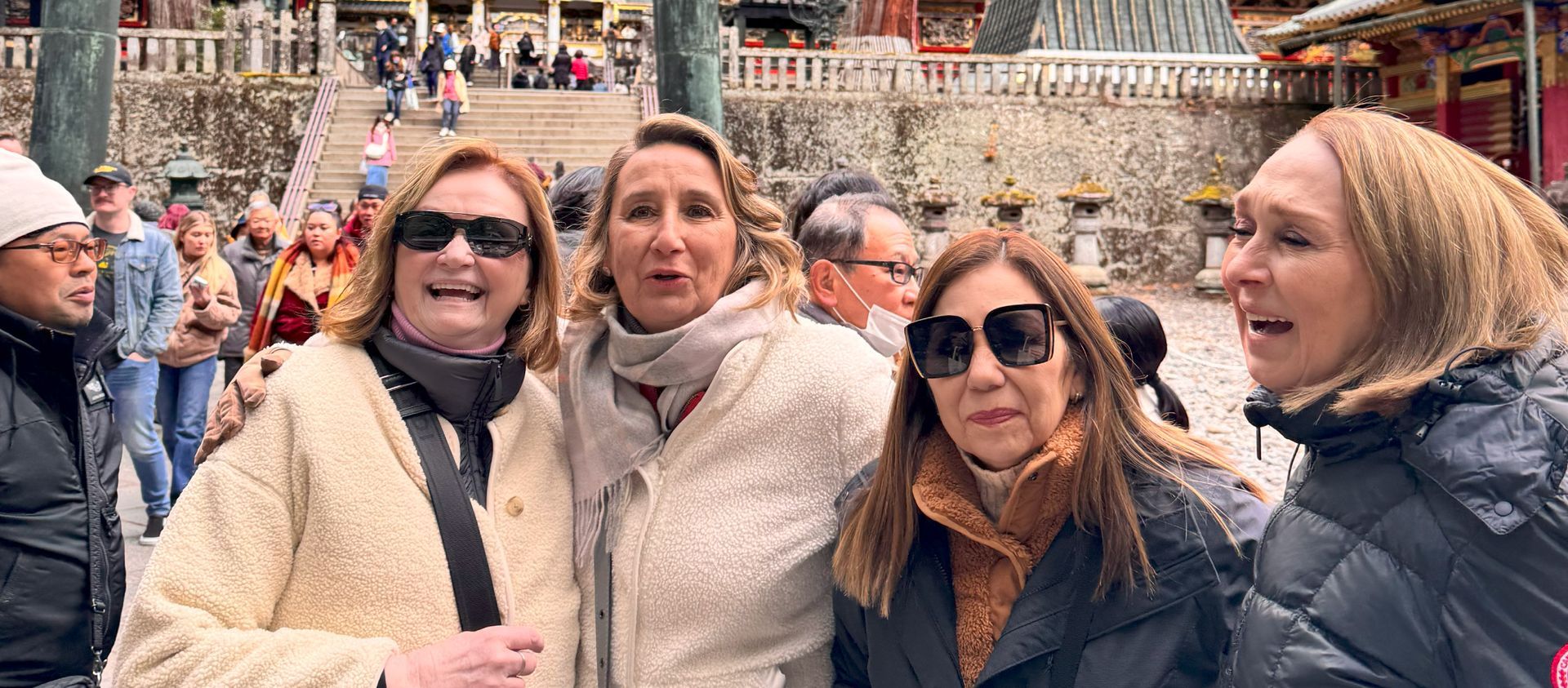 Viajeras mayores de 50 años disfrutando juntas un viaje exclusivo para mujeres con Nosotras Viajando
