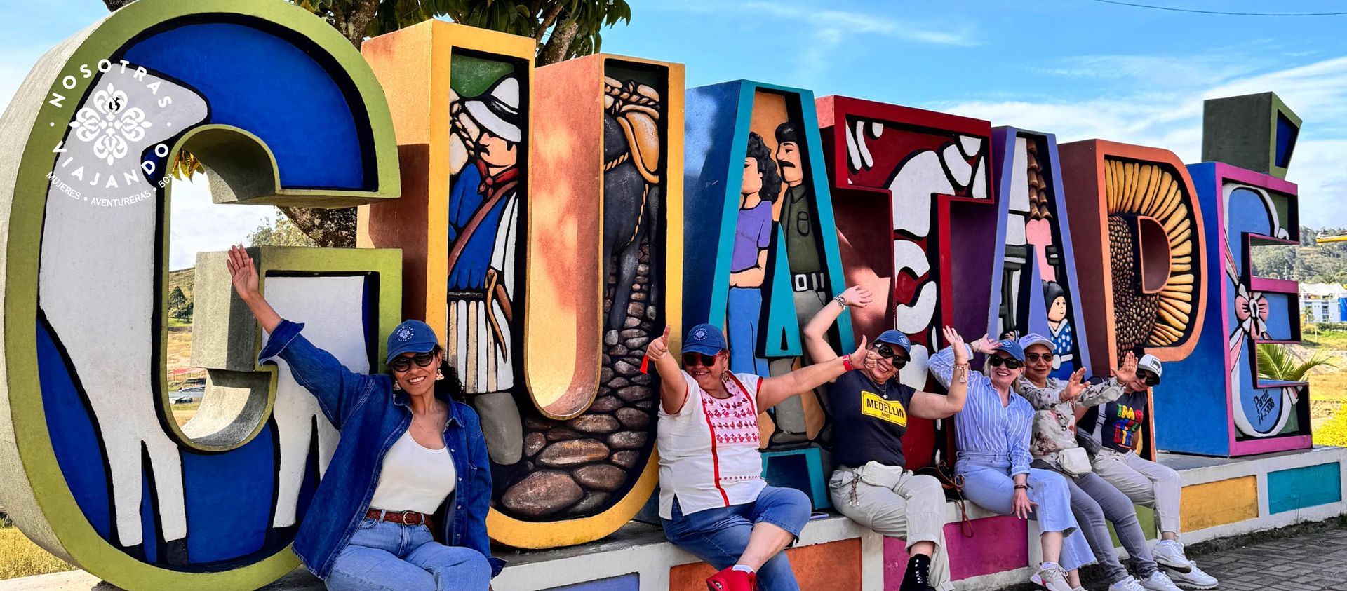 Mujeres sonrientes compartiendo momentos felices tras regresar de Colombia con Nosotras Viajando