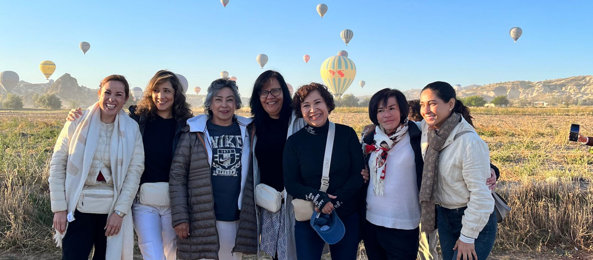 Viajeras mayores de 50 compartiendo sonrisas durante un viaje organizado por Nosotras Viajando