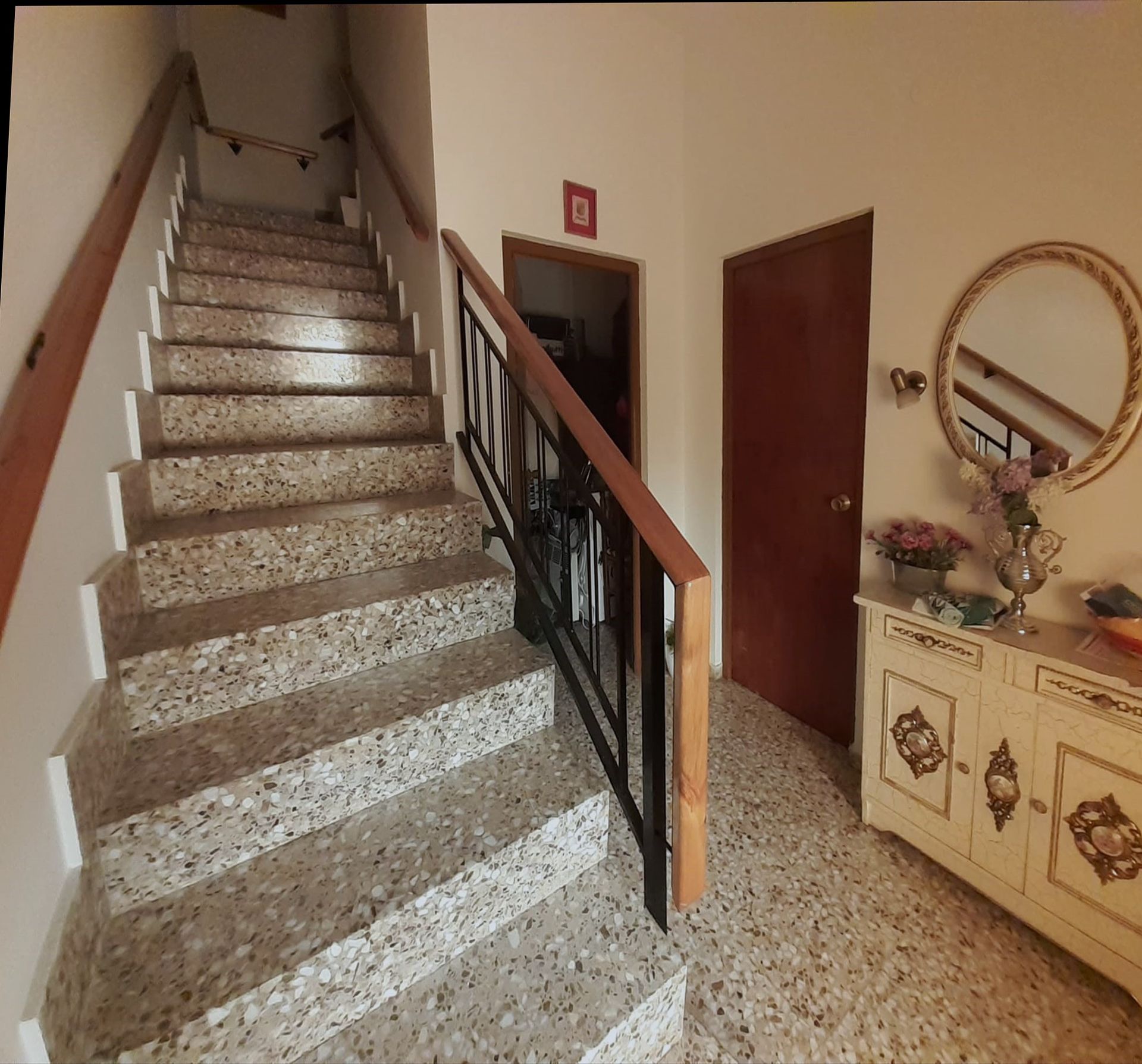 Un zaguán de acceso muy antiguo