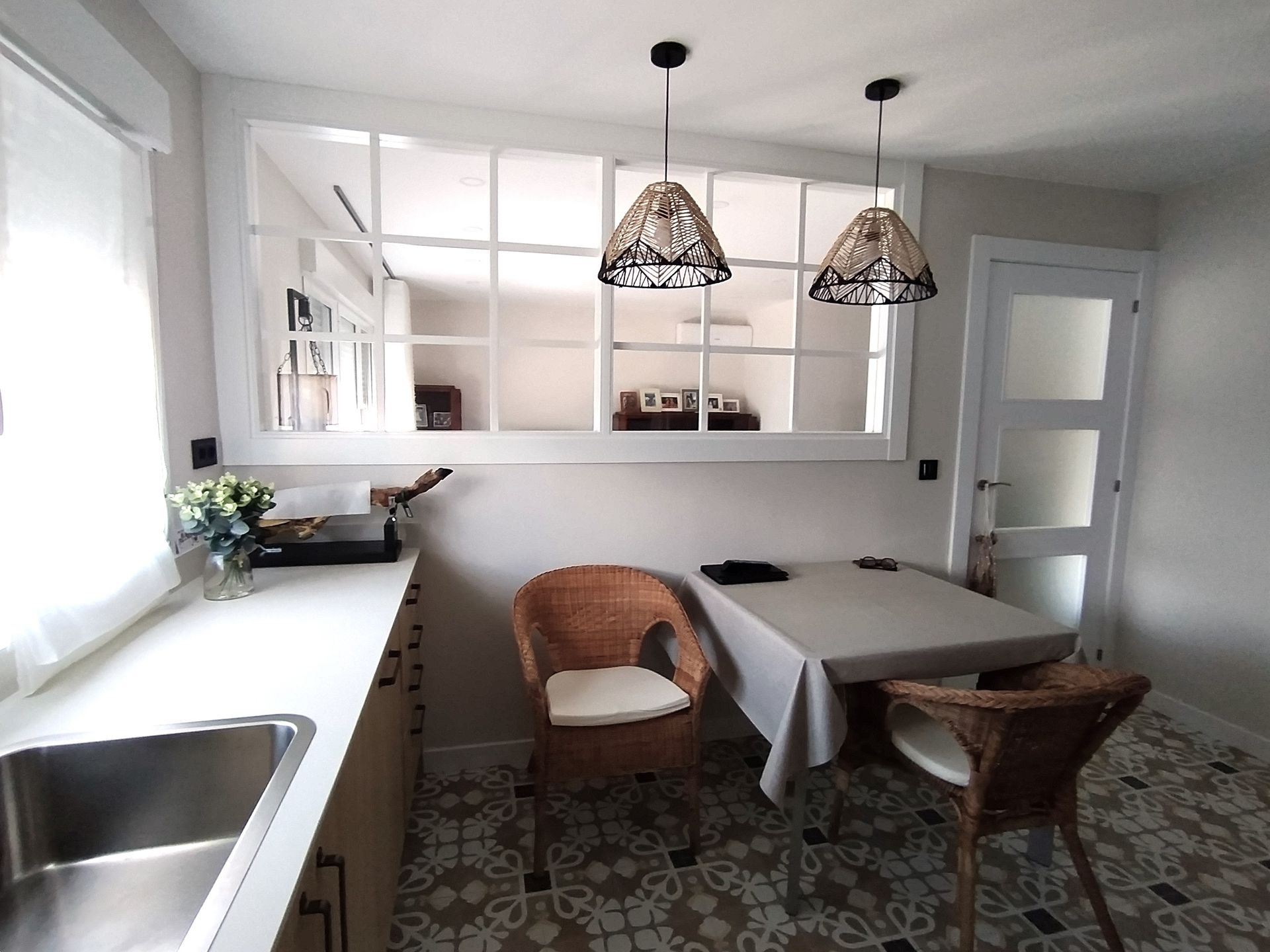 A una gran cocina semiabierta al salón