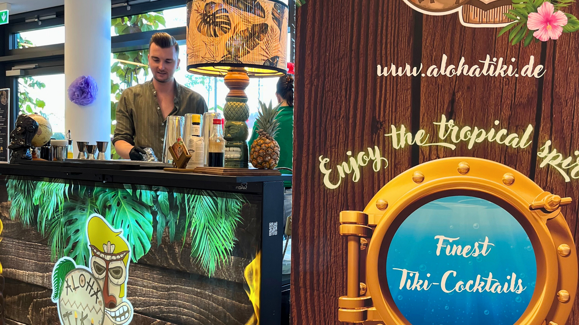 Alohatiki Barkeeper bereitet Cocktails an einer mobilen Bar auf einer Messe vor – Promotion mit exklusiven Drinks