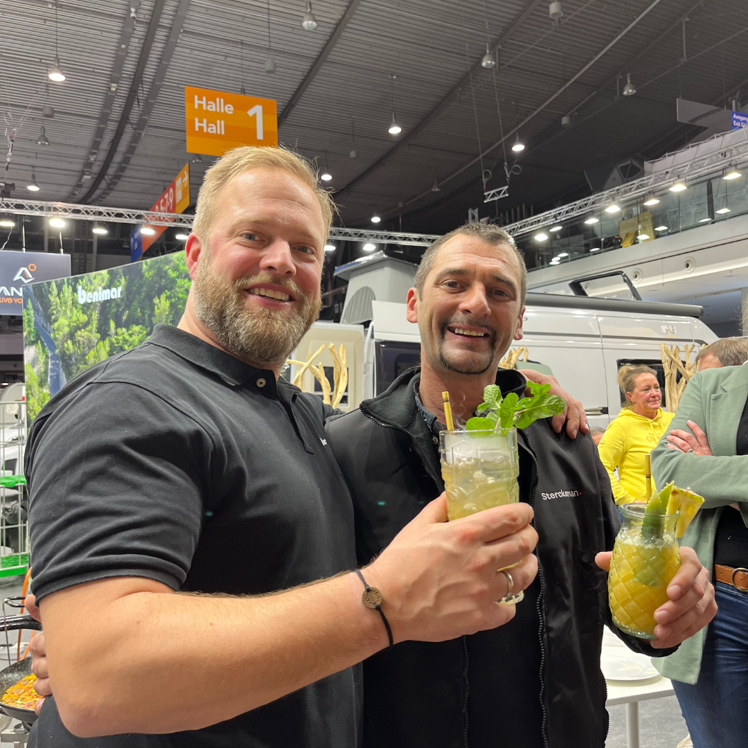 Gäste genießen Cocktails an der mobilen Alohatiki Bar auf einem Business-Event in Stuttgart
