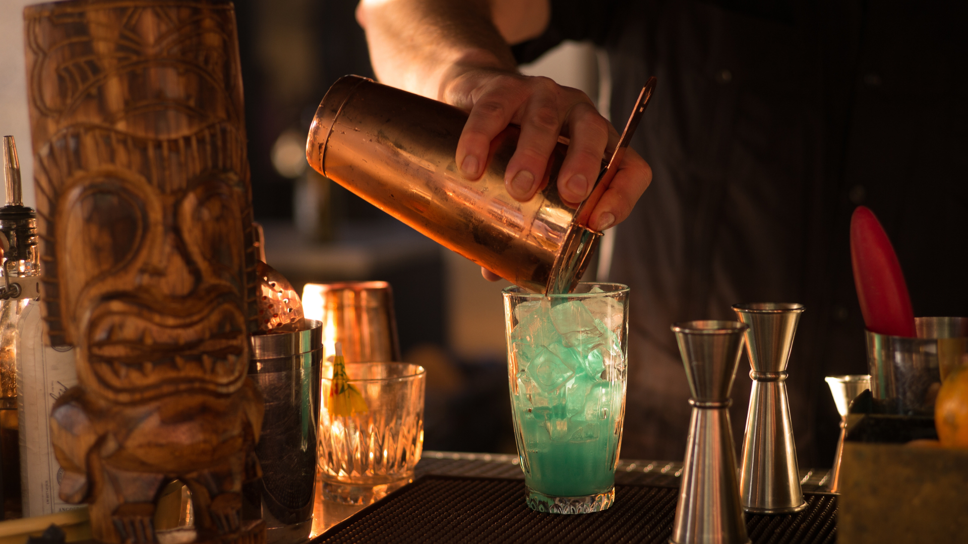 Bunte Tiki-Cocktails an einer mobilen Tiki-Bar – exotisches Cocktail-Catering für Events in Deutschl