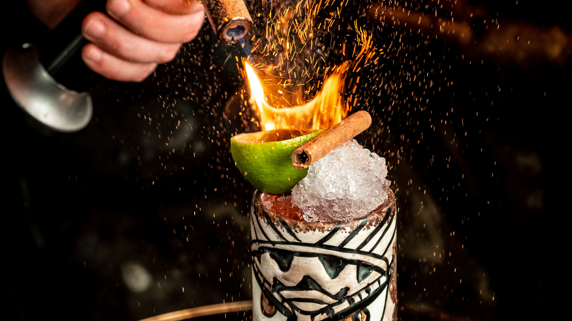 Spektakulärer Tiki-Cocktail mit Feuerpräsentation