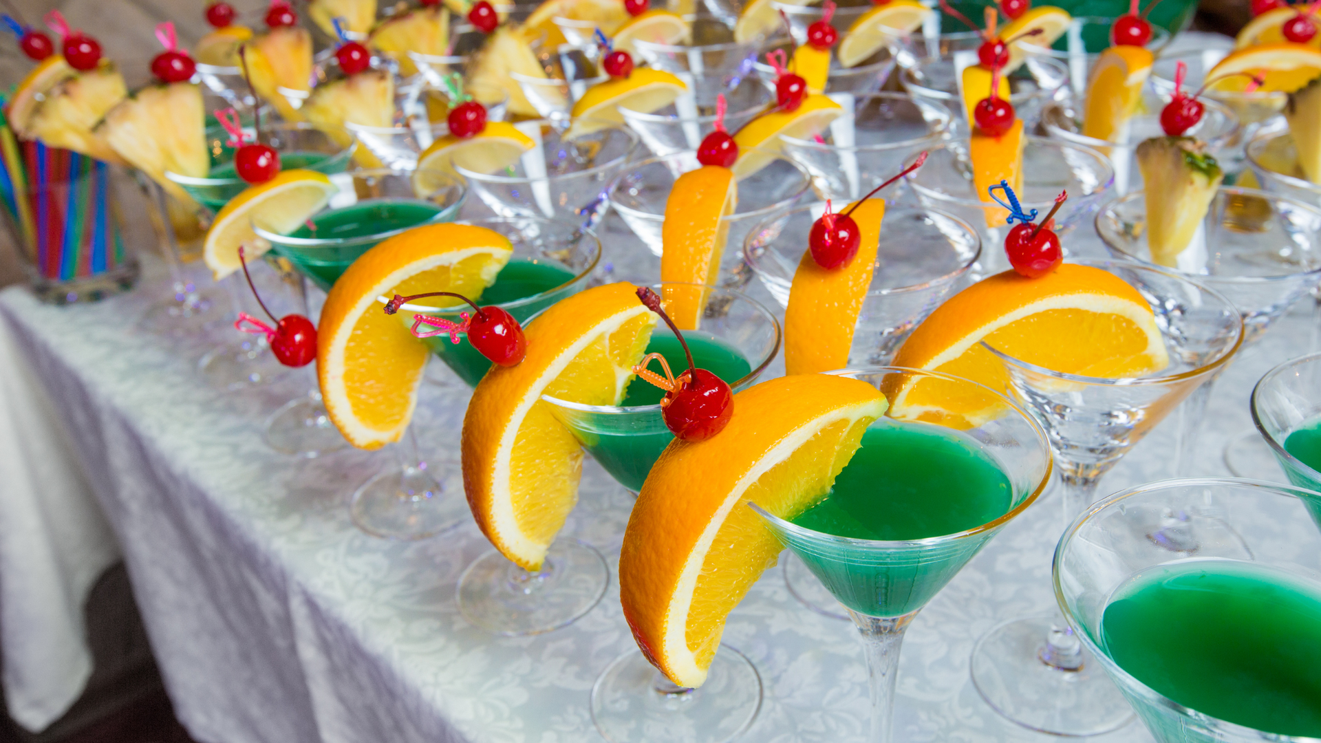 Ein farbenfrohes Ensemble exotischer Cocktails, perfekt vorbereitet