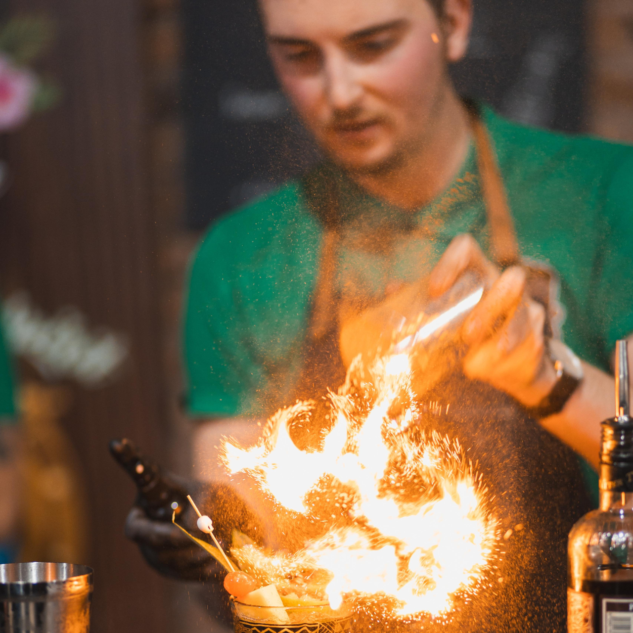 Mobile Alohatiki Cocktailbar mit kreativer Fruchtdeko für private Veranstaltungen wie Geburtstage oder Gartenpartys