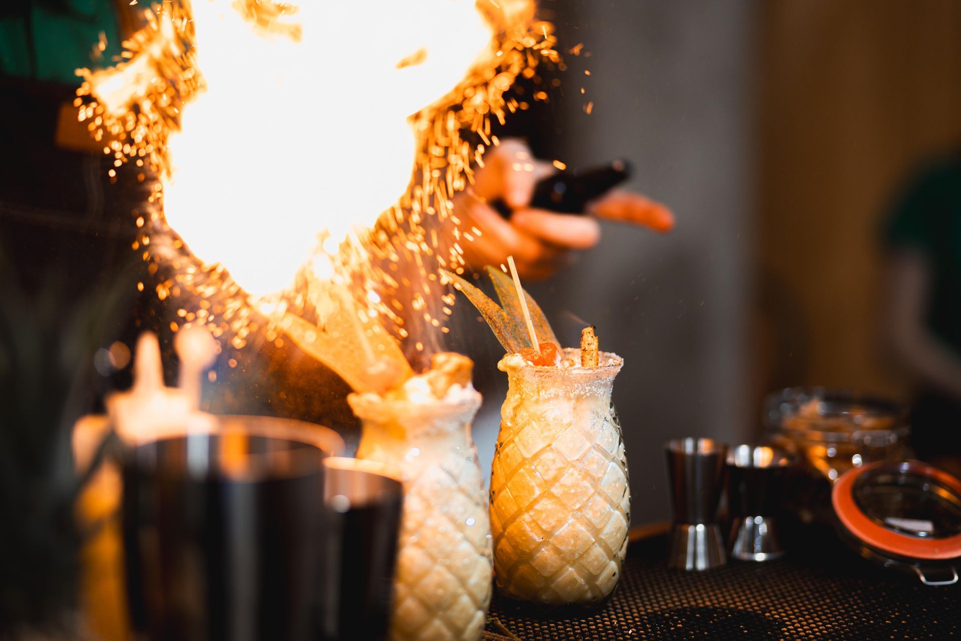 Flambierter Cocktail in beeindruckender Präsentation – Perfekt für eure Hochzeit.