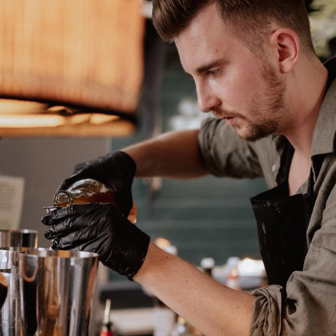 Bartender Robin mixt frische Cocktails an der mobilen AlohaTiki Bar auf einem Firmenevent in Stuttga
