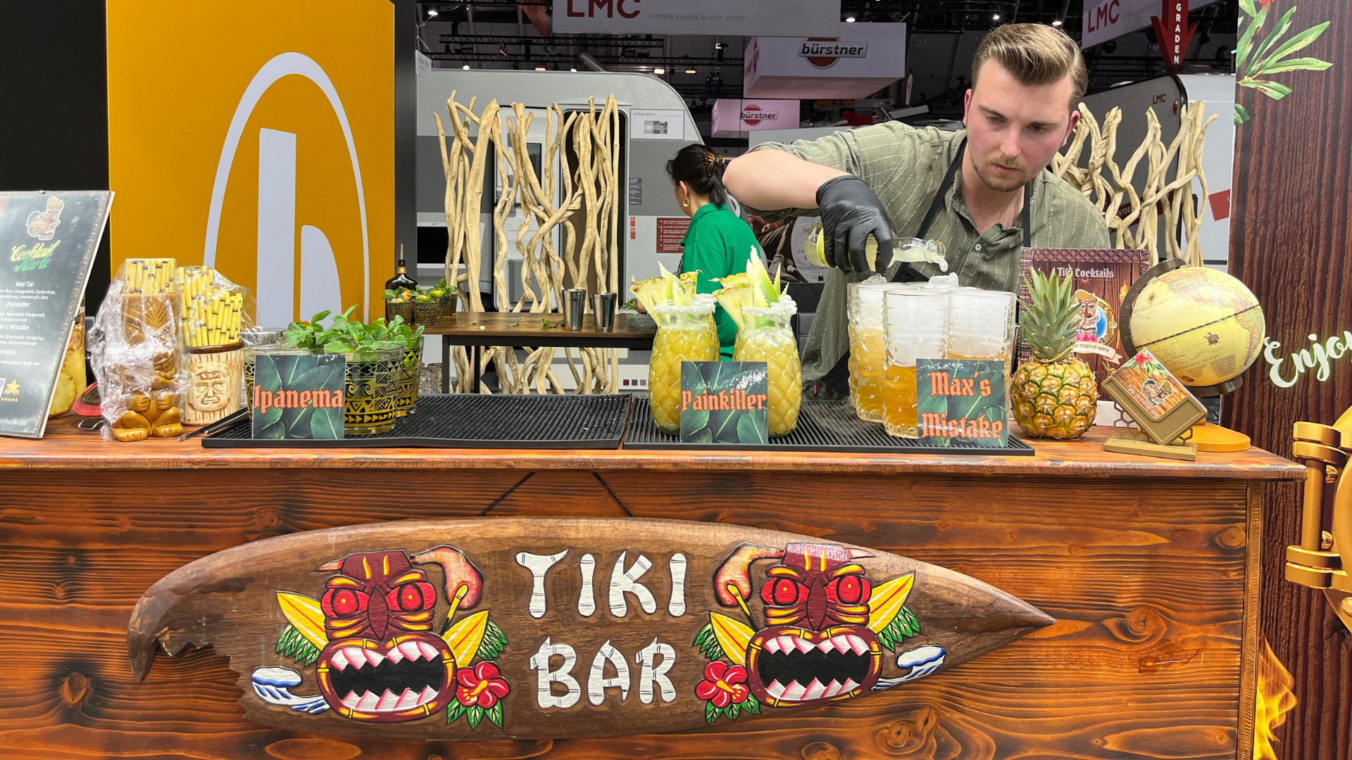 Barkeeper mixen frisch zubereitete Cocktails an der mobilen Bar für Gäste