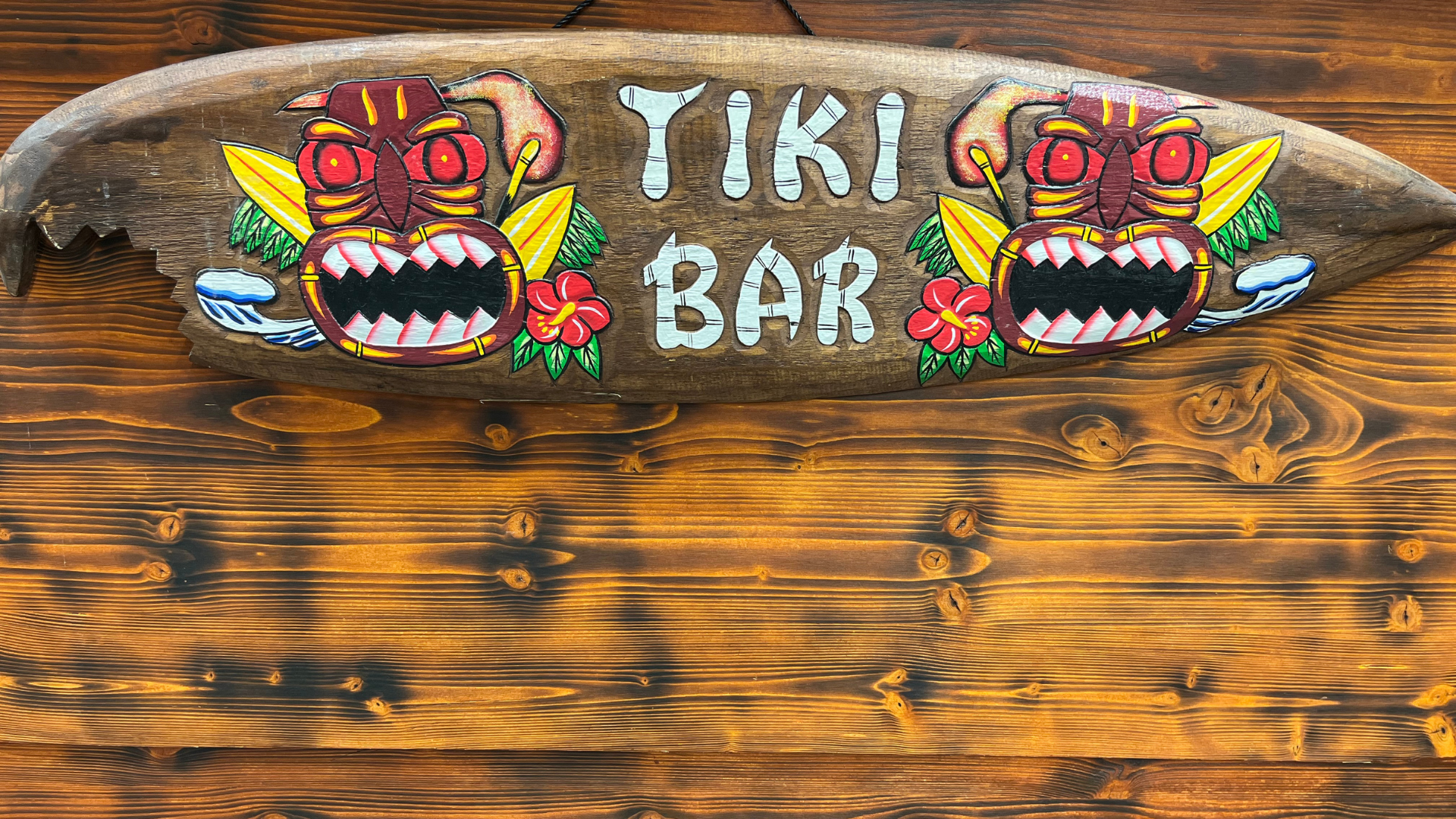 Stimmungsvolle Tiki-Bar mit exotischen Cocktails und tropischer Dekoration