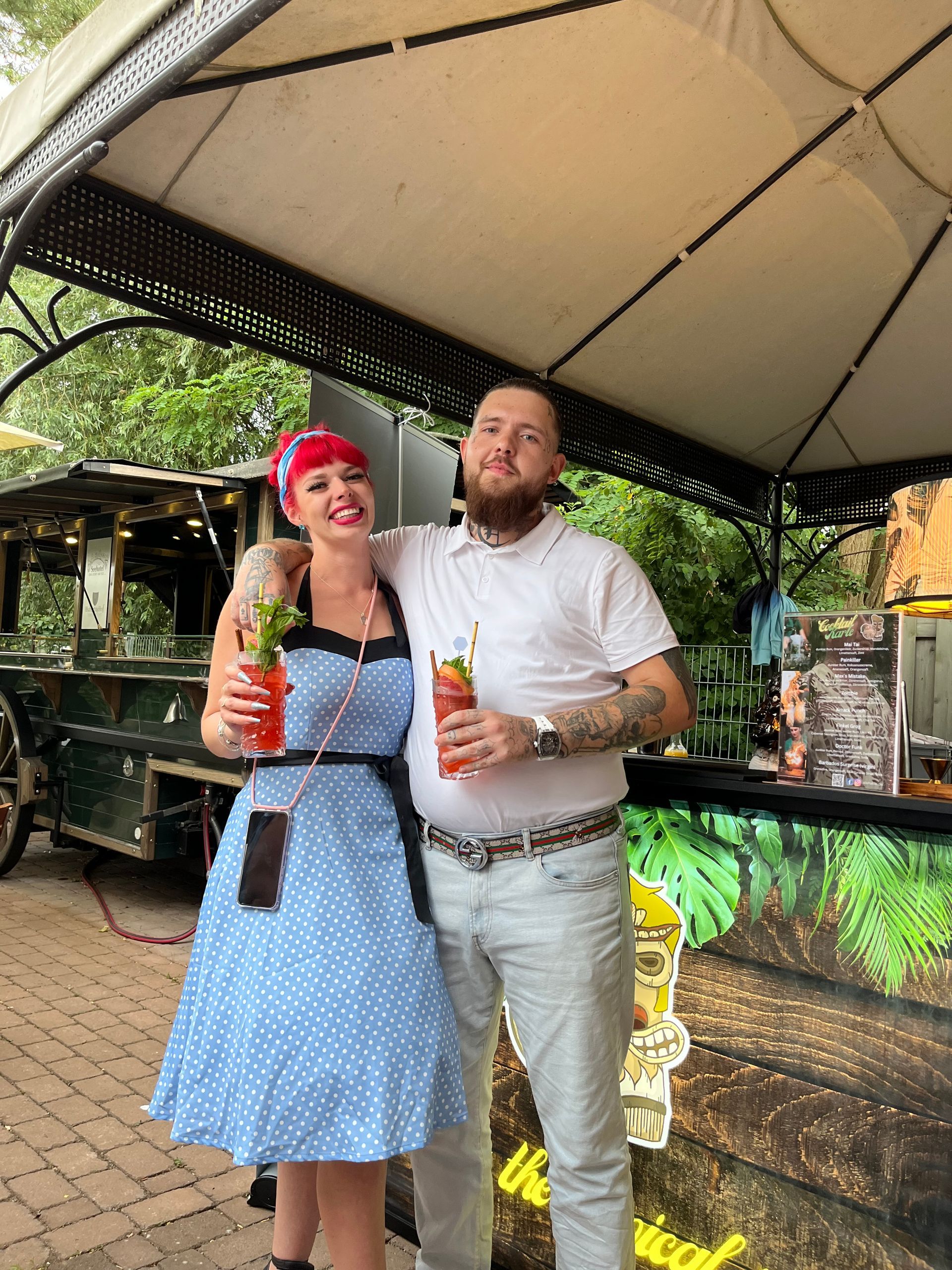 Glückliches Paar genießt hochwertige ALOHATIKI Cocktails an der mobilen Cocktailbar.